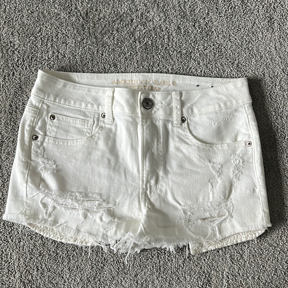 AMERICAN EAGLE white, stretch, distressed denim shorts~ size 6